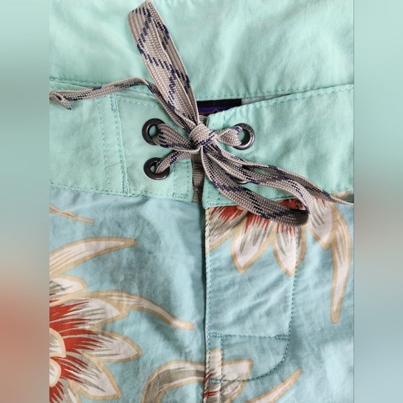 Women's Patagonia wavefarer board shorts - Picture 2 of 10